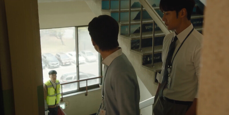 白院長(左下)偷聽桂志雄(右)和搜查官談話 白院長(左下)偷聽桂志雄(右)和搜查官談話