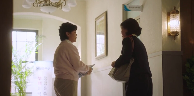 有位瑞韓銀行員向林順(左)打招呼,但林順不認識她,沒意識到此人與小阿姨有關 有位瑞韓銀行員向林順(左)打招呼,但林順不認識她,沒意識到此人與小阿姨有關