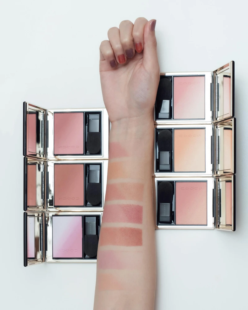 SUQQU晶采柔艷頰彩手部試色，由上而下為#01、#02、#03、#04、#05、#06、101。)