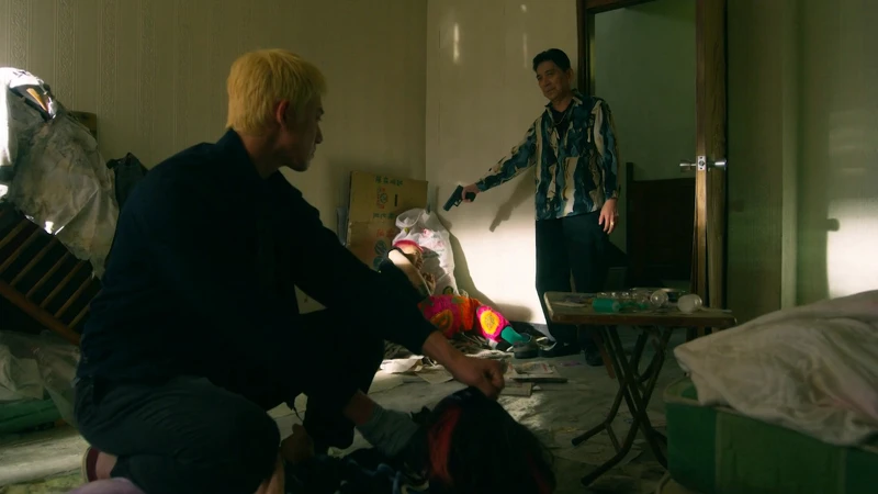 金勤與賴打逼問出虎哥與王美華的下落。 金勤與賴打逼問出虎哥與王美華的下落。