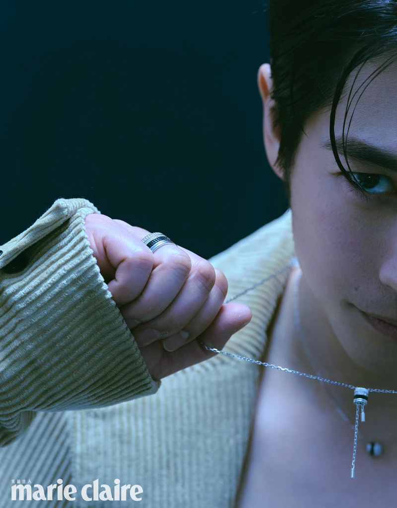 淺色西裝外套，BottegaVeneta。 Quatre Black 系列長項鍊、Quatre Black 系列吊墜項鍊、Quatre Black 系列戒指，all by Boucheron。