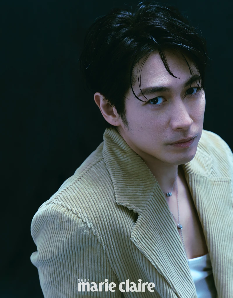 淺色西裝外套、白色休閒低領上衣，both by BottegaVeneta。 Quatre Black 系列長項鍊、Quatre Black 系列吊墜項鍊，both by Boucheron。