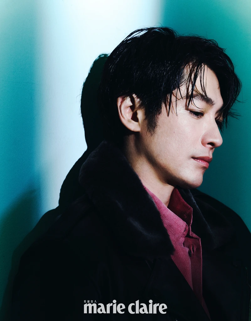 棕色刷毛翻領皮夾克、玫瑰色襯衫，both by Berluti。