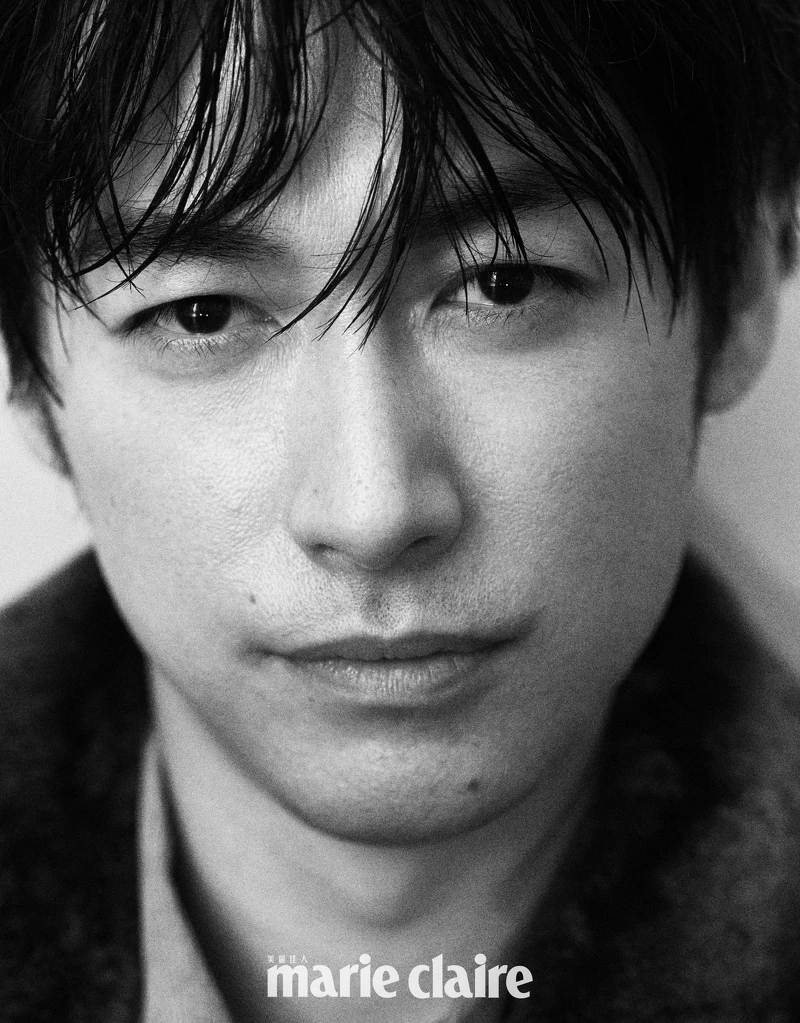 棕色刷毛翻領皮夾克、玫瑰色襯衫，both by Berluti。