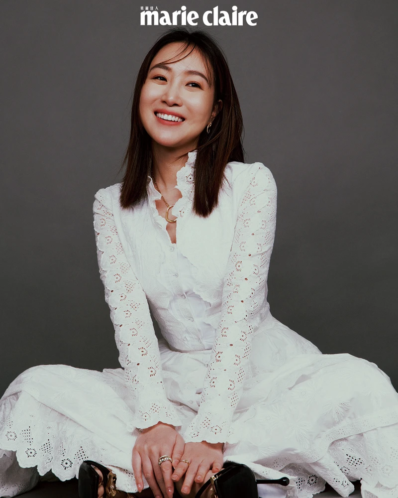 白色蕾絲洋裝,Ralph Lauren;黑色高跟鞋,Jimmy Choo;T1 18K 金鑲鑽石鏤空圈形耳環、Lock 18K金鑲鑽項鍊(L)、Schlumberger Sixteen Stone 18K金鑲鑽戒指、T1 18K金窄版鑲鑽戒指、Lock18K金鋪鑲鑽石戒指,all by Tiffany&Co.蒂芙尼。 白色蕾絲洋裝,Ralph Lauren;黑色高跟鞋,Jimmy Choo;T1 18K 金鑲鑽石鏤空圈形耳環、Lock 18K金鑲鑽項鍊(L)、Schlumberger Sixteen Stone 18K金鑲鑽戒指、T1 18K金窄版鑲鑽戒指、Lock18K金鋪鑲鑽石戒指,all by Tiffany&Co.蒂芙尼。