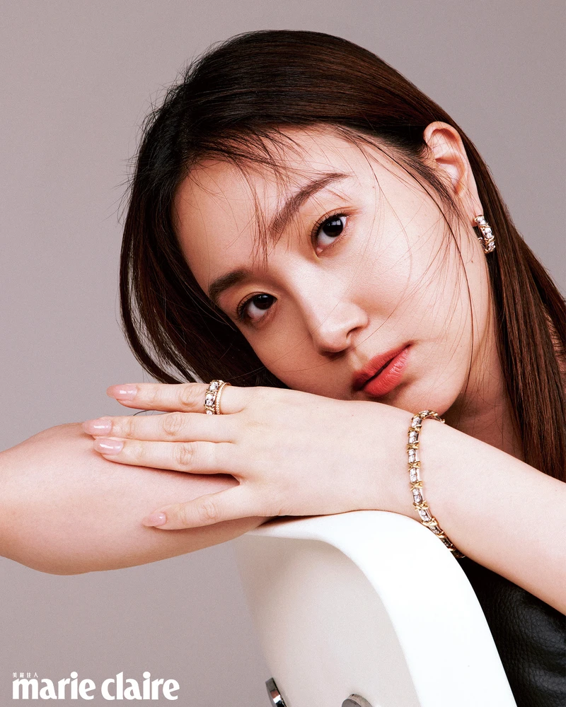 珍珠象牙白連身裙,Loewe;Schlumberger Sixteen Stone 18K金鑲鑽戒指、Lock 18K黃金鋪鑲鑽石戒指、Schlumberger 36 Stone 18K金鑲鑽手鍊、Jean Schlumberger By Tiffany Twenty Stone Hoop 18K金配鉑金鑲鑽耳環,all by Tiffany&Co.蒂芙尼。 珍珠象牙白連身裙,Loewe;Schlumberger Sixteen Stone 18K金鑲鑽戒指、Lock 18K黃金鋪鑲鑽石戒指、Schlumberger 36 Stone 18K金鑲鑽手鍊、Jean Schlumberger By Tiffany Twenty Stone Hoop 18K金配鉑金鑲鑽耳環,all by Tiffany&Co.蒂芙尼。