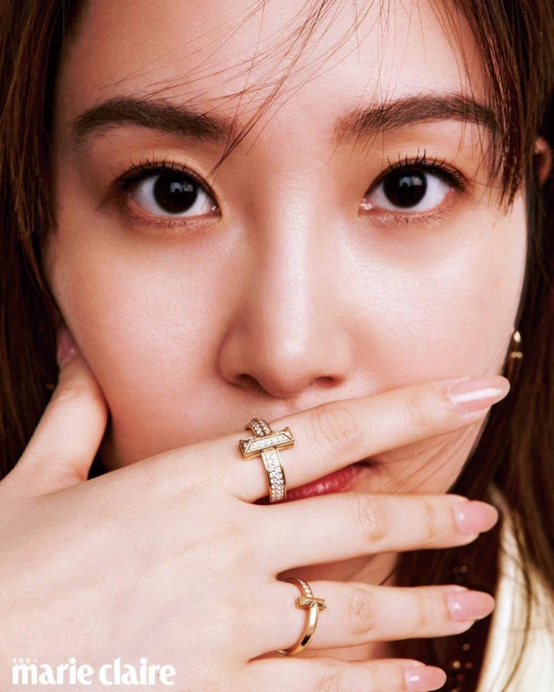 黃色西裝,Givenchy;HardWear黃金漸層扣環項鏈、T1 18K金寬版鋪鑲鑽石戒指、T1 18K金窄版鑲鑽戒指、Lock黃金耳環,all by Tiffany&Co.蒂芙尼。 黃色西裝,Givenchy;HardWear黃金漸層扣環項鏈、T1 18K金寬版鋪鑲鑽石戒指、T1 18K金窄版鑲鑽戒指、Lock黃金耳環,all by Tiffany&Co.蒂芙尼。