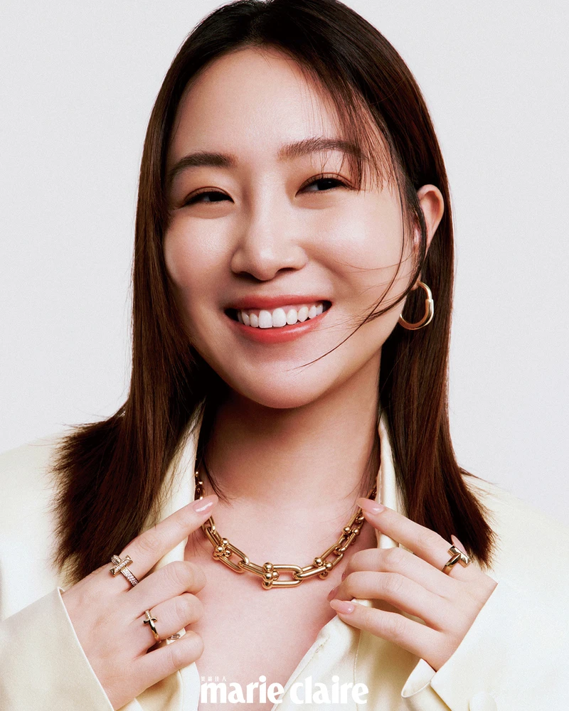 黃色西裝,Givenchy;HardWear黃金漸層扣環項鏈、T1 18K金寬版鋪鑲鑽石戒指、T1 18K金窄版鑲鑽戒指、T1 18K金寬版戒指、Lock黃金耳環,all by Tiffany&Co.蒂芙尼。 黃色西裝,Givenchy;HardWear黃金漸層扣環項鏈、T1 18K金寬版鋪鑲鑽石戒指、T1 18K金窄版鑲鑽戒指、T1 18K金寬版戒指、Lock黃金耳環,all by Tiffany&Co.蒂芙尼。