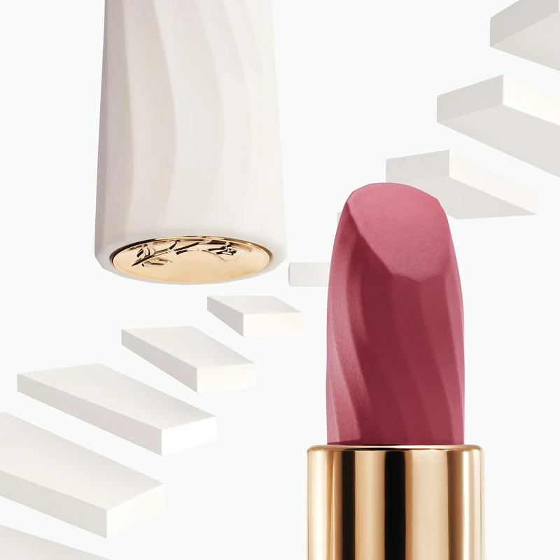 蘭蔻絕對完美柔霧唇膏2024七夕情人節限定版情境圖。 蘭蔻絕對完美柔霧唇膏2024七夕情人節限定版情境圖。