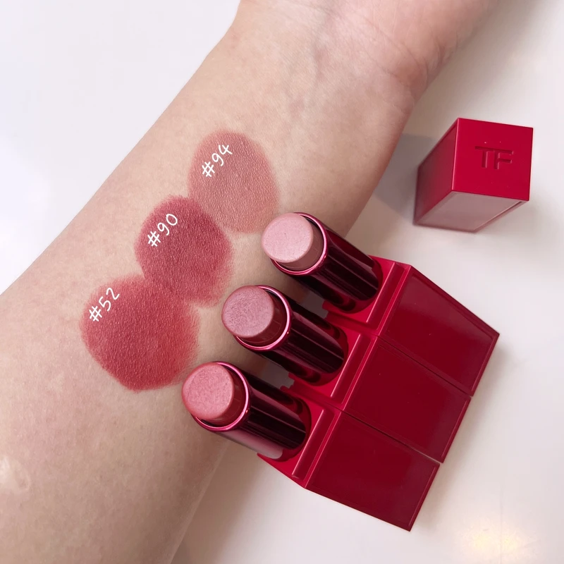 Tom Ford情人節限量彩妝設計師絲絨霧光唇膏(共3色),NT2,150 Tom Ford情人節限量彩妝設計師絲絨霧光唇膏(共3色),NT2,150