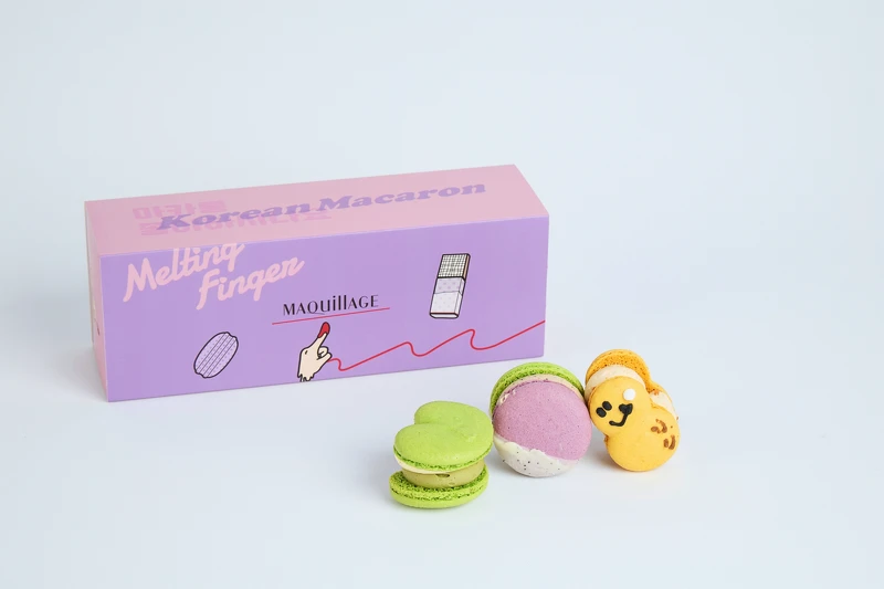MAQuillAGE X Melting Finger蜜戀馬卡龍禮盒,內含焦糖花生、伯爵紅茶、以及抹茶柳橙共三款風味,並包裝於飾有雙方品牌手繪塗鴉的聯名禮盒中。 MAQuillAGE X Melting Finger蜜戀馬卡龍禮盒,內含焦糖花生、伯爵紅茶、以及抹茶柳橙共三款風味,並包裝於飾有雙方品牌手繪塗鴉的聯名禮盒中。