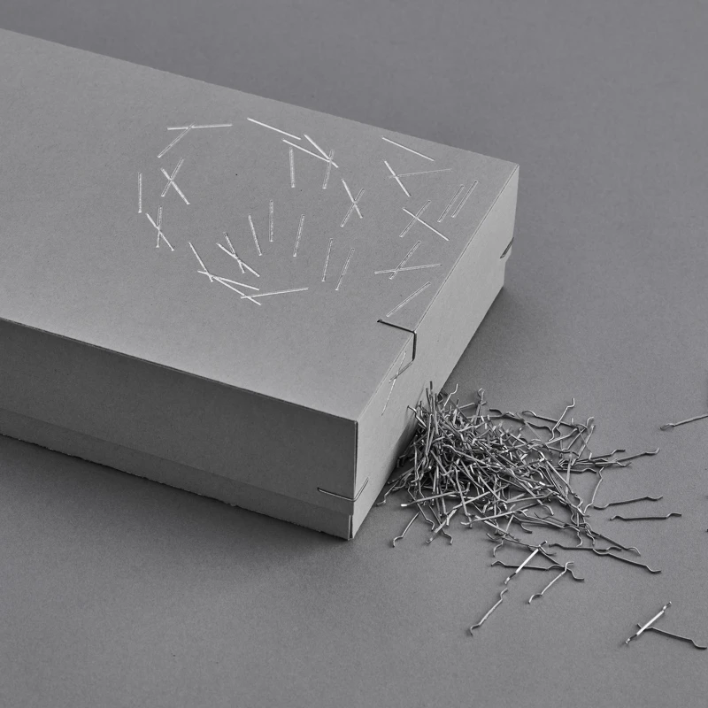 塵封的收納盒,灰卡紙及直角釘暗示瑪德蓮貝殼紋路。 塵封的收納盒,灰卡紙及直角釘暗示瑪德蓮貝殼紋路。