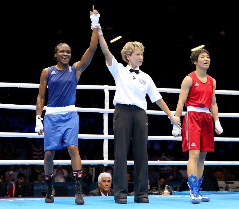 裁判Veronika Szucs（中）宣布英國選手Nicola Adams（左）在2012 年倫敦奧運會第13 天女子蠅量級（51 公斤級）拳擊決賽中擊敗中國選手Cancan Ren（右）獲勝。