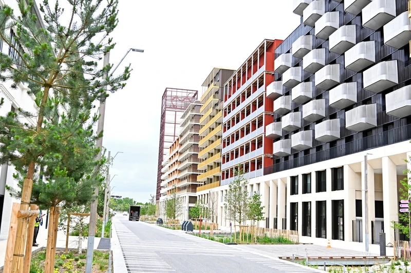  2024 巴黎奧運選手村秉持永續的排碳規劃目標，本體設計為綠建築，比賽結束後將成為環境友好居住社區 ，同時利用地熱和太陽能發電永續營運。