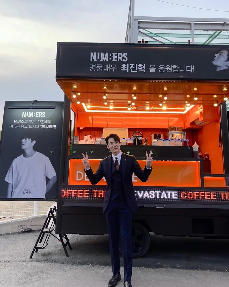 崔振赫身高187公分、穿衣顯瘦脫衣有肉的崔振赫被封為”西裝模範生”