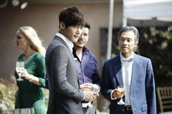 崔振赫在《繼承者們》裡演出高帥富社長金元，講話必須得首爾腔