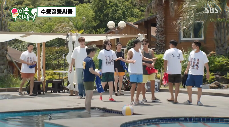 游泳池畔所有人都穿短褲、泳褲，只有崔振赫(左二)身著牛仔褲