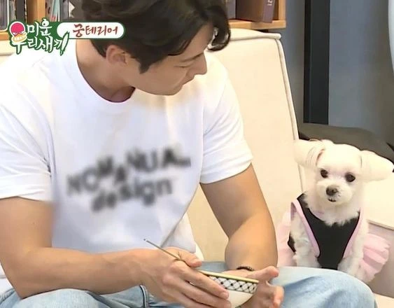 崔振赫親餵8歲狗狗Mongsili吃飯，還常在IG上曬狗狗照片