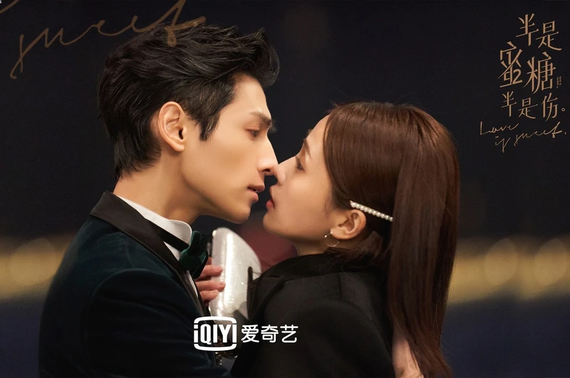 各種花式吻戲成為《半是蜜糖半是傷》的高光場面。 各種花式吻戲成為《半是蜜糖半是傷》的高光場面。