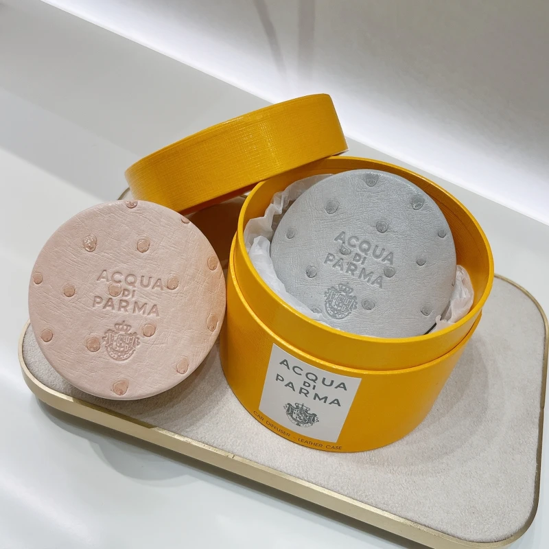 Acqua di Parma車用擴香鴕鳥皮套-岩石灰，NT2,2800。全台限量5組。台北微風信義&微風廣場專櫃限定販售，2024/7/5上市。