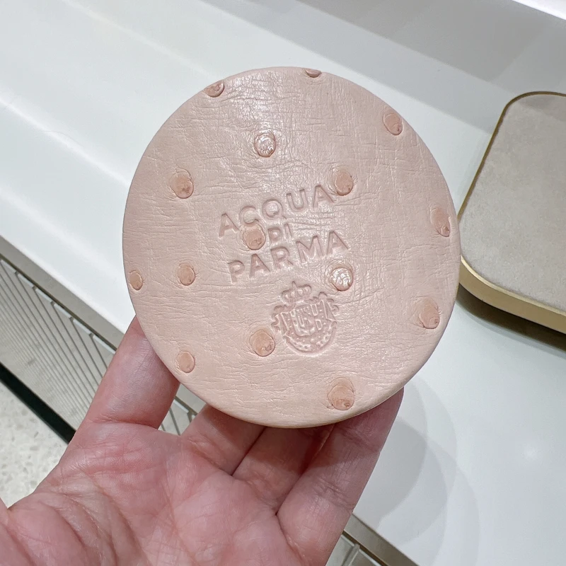 Acqua di Parma車用擴香鴕鳥皮套-櫻花粉，NT2,2800。全台限量5組。台中新光三越中港店專櫃限定販售，2024/7/5上市。