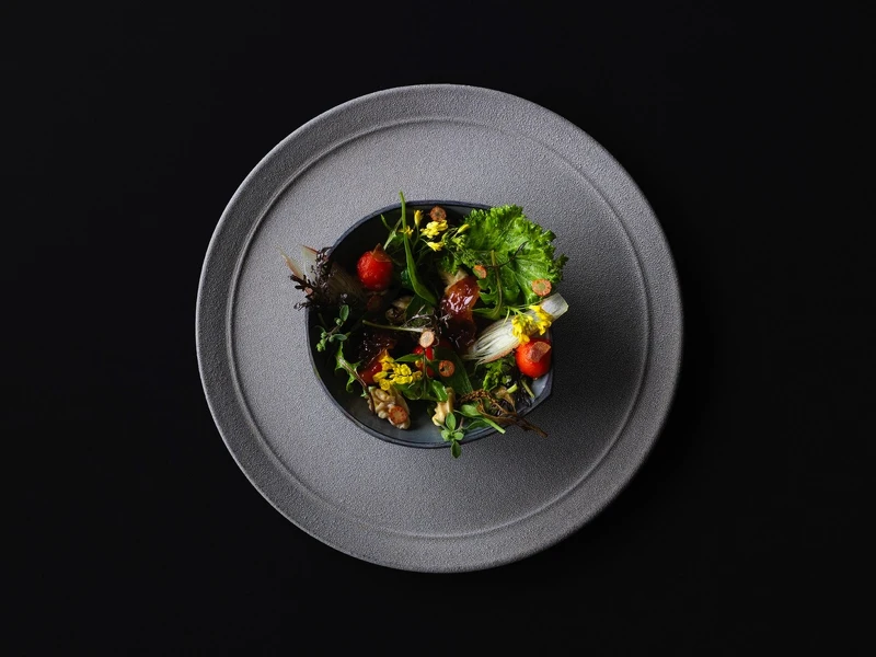 日劇《Grand Maison Tokyo》第一集就出現了「INUA」的料理,這是使用芥菜、山葵以及自製的鹽漬魚卵做成的溫沙拉。  日劇《Grand Maison Tokyo》第一集就出現了「INUA」的料理,這是使用芥菜、山葵以及自製的鹽漬魚卵做成的溫沙拉。