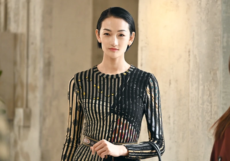 富永愛演出冷冽高傲的《Marie Claire Dining》總編輯琳達真知子。 富永愛演出冷冽高傲的《Marie Claire Dining》總編輯琳達真知子。