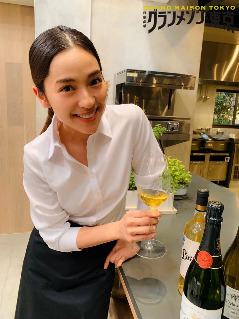 在《Grand Maison Tokyo》演出擁有豐富餐酒經驗,精通外語的專業侍酒師。 在《Grand Maison Tokyo》演出擁有豐富餐酒經驗,精通外語的專業侍酒師。