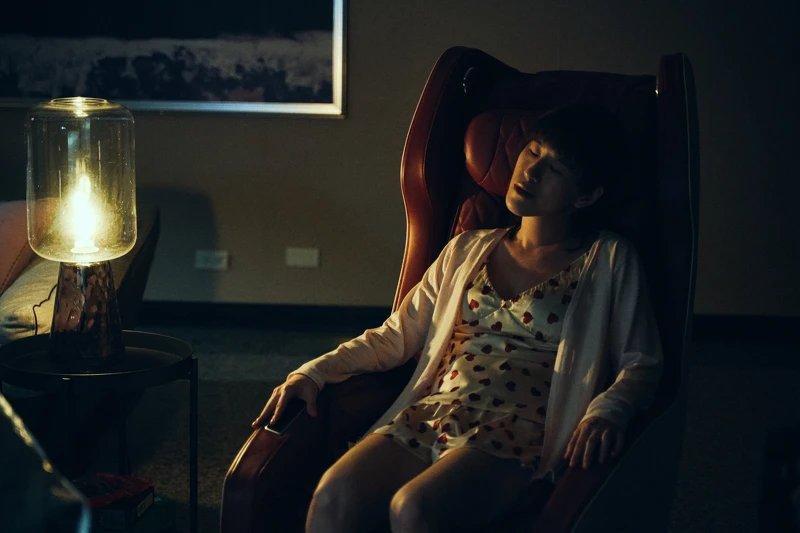 《都市懼集》百白在家中沙發上休息 《都市懼集》百白在家中沙發上休息