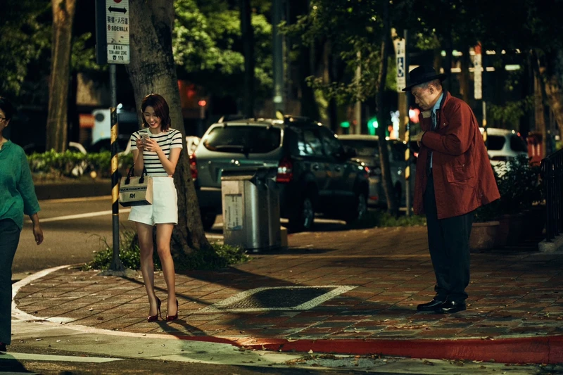 《都市懼集》邵雨薇在路邊與朋友簡訊 《都市懼集》邵雨薇在路邊與朋友簡訊