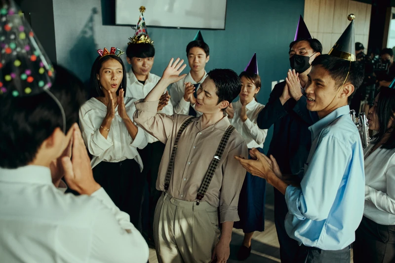 《都市懼集》曾博恩飾演耍帥主管、被同事慶生 《都市懼集》曾博恩飾演耍帥主管、被同事慶生