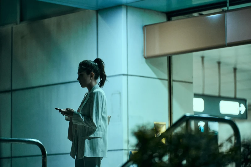 《都市懼集》許瑋甯在捷運站外等車 《都市懼集》許瑋甯在捷運站外等車