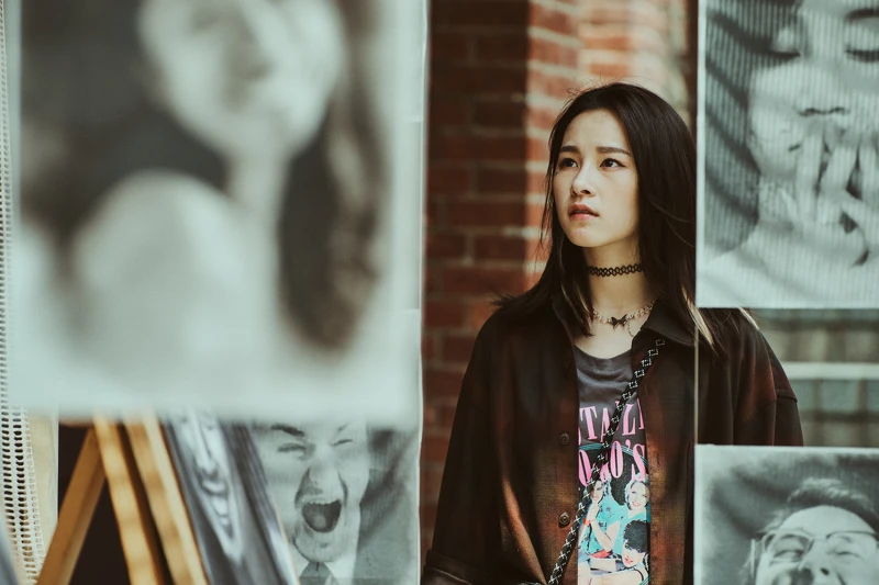 《都市懼集》盧以恩飾演被畫作吸引的逛街女子 《都市懼集》盧以恩飾演被畫作吸引的逛街女子