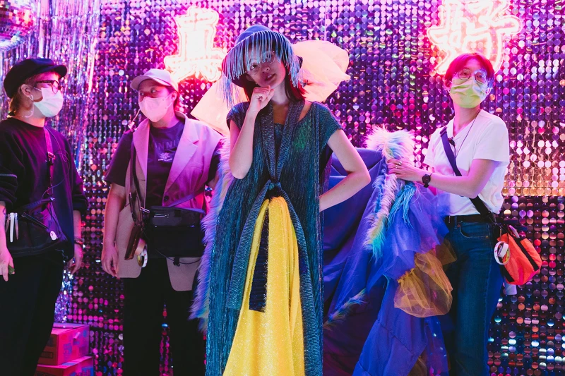 王淨（中）本次於《鬼才之道》中飾演「同學」一角，在妝容與造型上都做了很大的突破