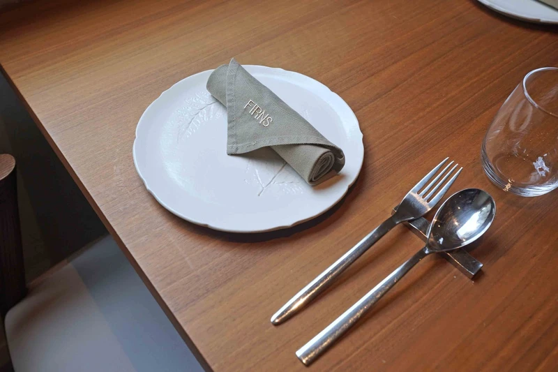 「FIRNS」的餐桌擺設。