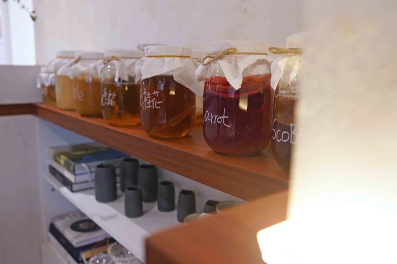 由團隊自製康普茶，加上主廚協助下與菜品搭配和諧的風味。