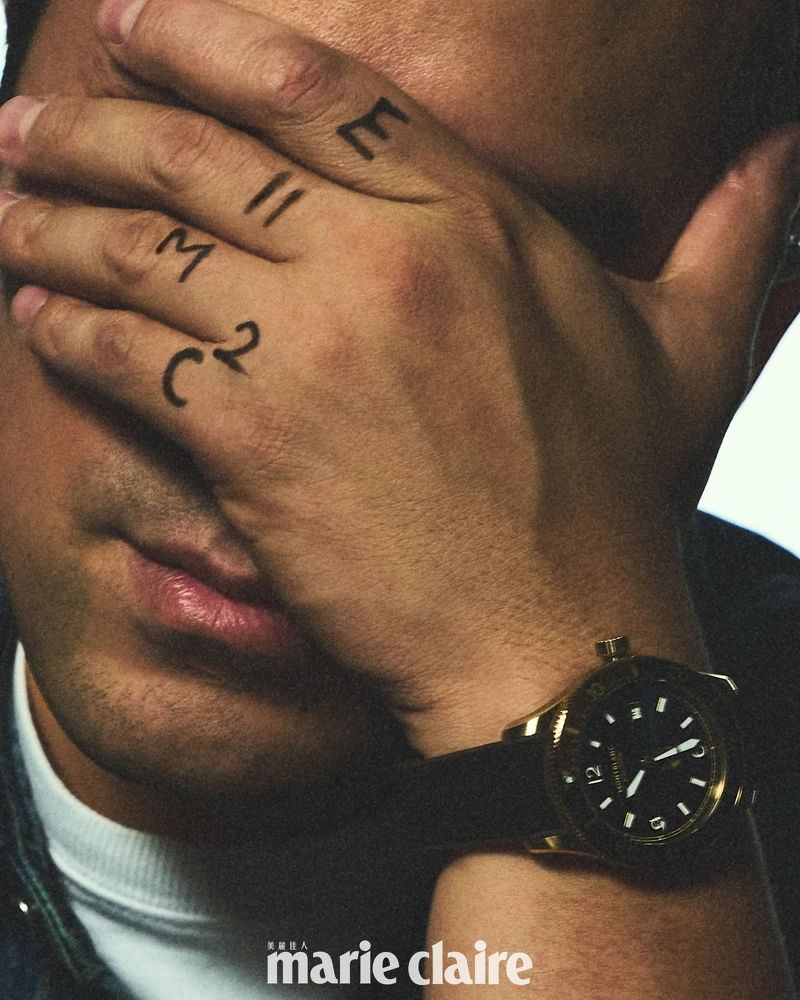 牛仔襯衫外套、白色 T 恤,both by Dior;Iced Sea 系列日期顯示自動腕錶,Montblanc。 牛仔襯衫外套、白色 T 恤,both by Dior;Iced Sea 系列日期顯示自動腕錶,Montblanc。