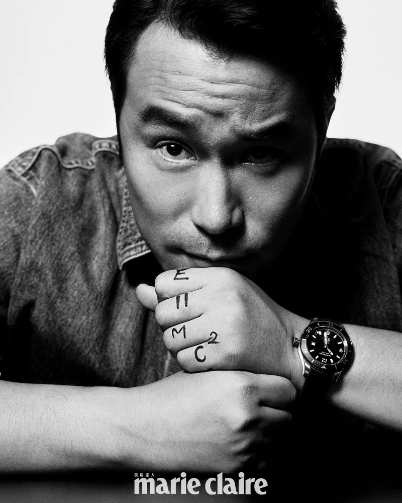 牛仔襯衫外套,Dior;Iced Sea 系列日期顯示自動腕錶,Montblanc。 牛仔襯衫外套,Dior;Iced Sea 系列日期顯示自動腕錶,Montblanc。