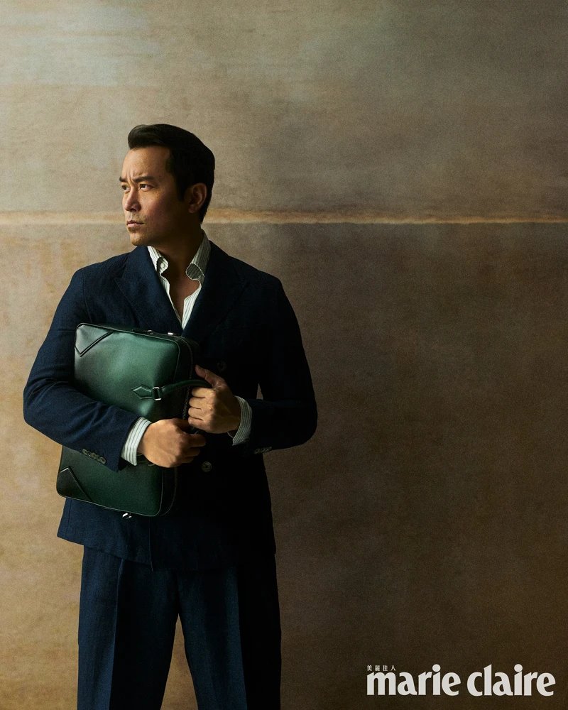 深藍色西裝套裝、黑色條紋襯衫,both by Boss;大師傑作系列公事包,Montblanc。 深藍色西裝套裝、黑色條紋襯衫,both by Boss;大師傑作系列公事包,Montblanc。