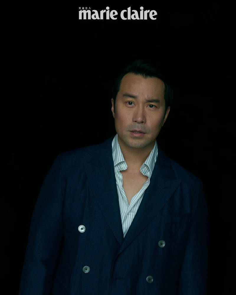 深藍色西裝套裝、黑色條紋襯衫,both by Boss。 深藍色西裝套裝、黑色條紋襯衫,both by Boss。