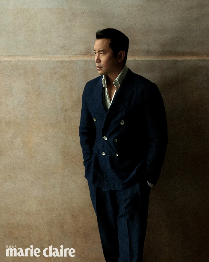 深藍色西裝套裝、黑色條紋襯衫,both by Boss 深藍色西裝套裝、黑色條紋襯衫,both by Boss