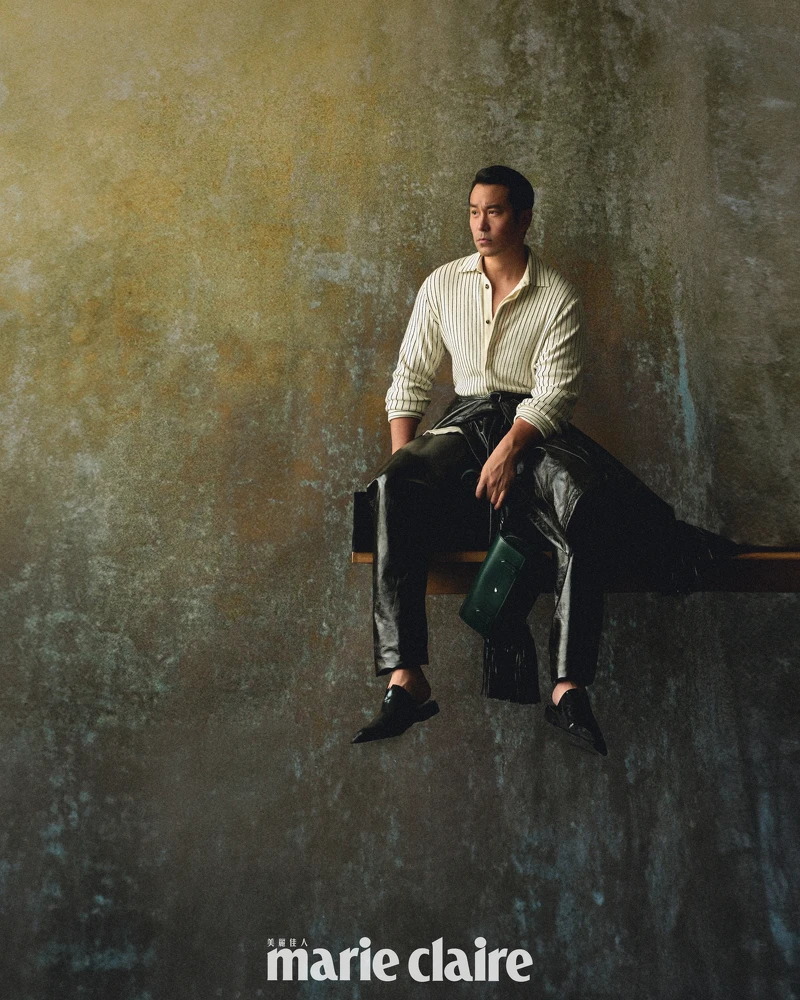 細條紋針織上衣、小羊皮流蘇綁帶裙、小羊皮長褲、黑色穆勒皮鞋,all by Bottega Veneta;大師傑作系列郵差包,Montblanc。 細條紋針織上衣、小羊皮流蘇綁帶裙、小羊皮長褲、黑色穆勒皮鞋,all by Bottega Veneta;大師傑作系列郵差包,Montblanc。