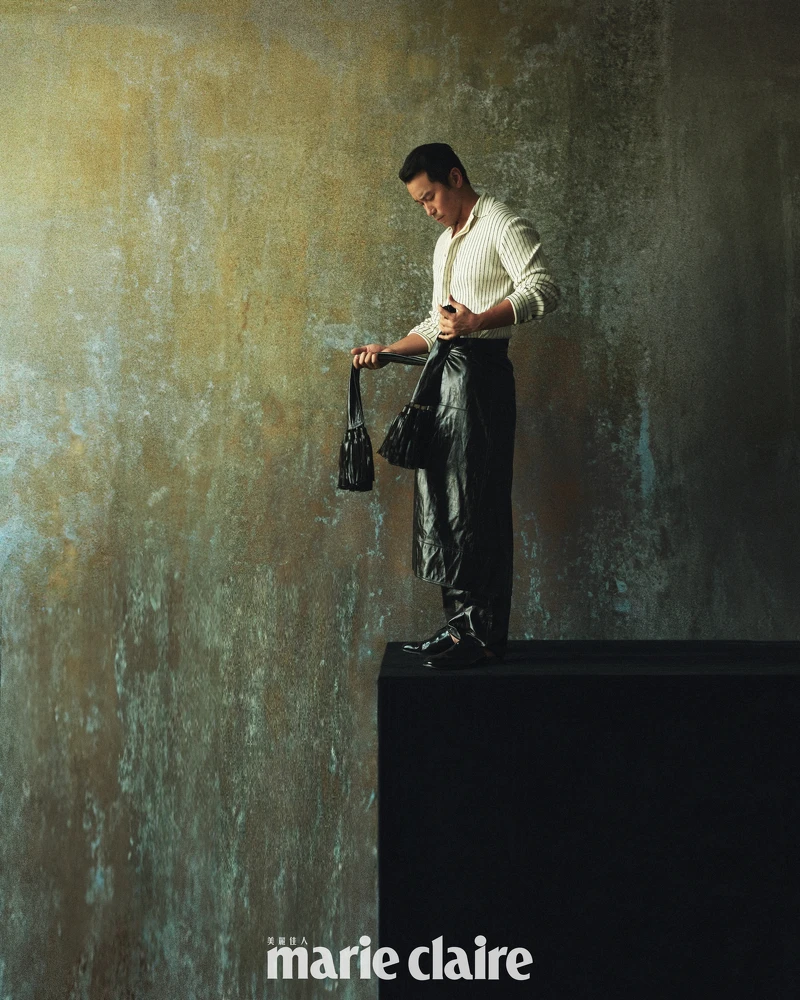 細條紋針織上衣、小羊皮流蘇綁帶裙、小羊皮長褲、黑色穆勒皮鞋,all by Bottega Veneta。 細條紋針織上衣、小羊皮流蘇綁帶裙、小羊皮長褲、黑色穆勒皮鞋,all by Bottega Veneta。