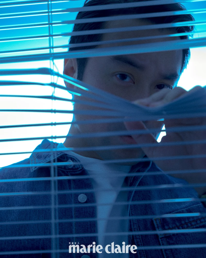 牛仔襯衫外套、白色 T 恤,both by Dior。 牛仔襯衫外套、白色 T 恤,both by Dior。