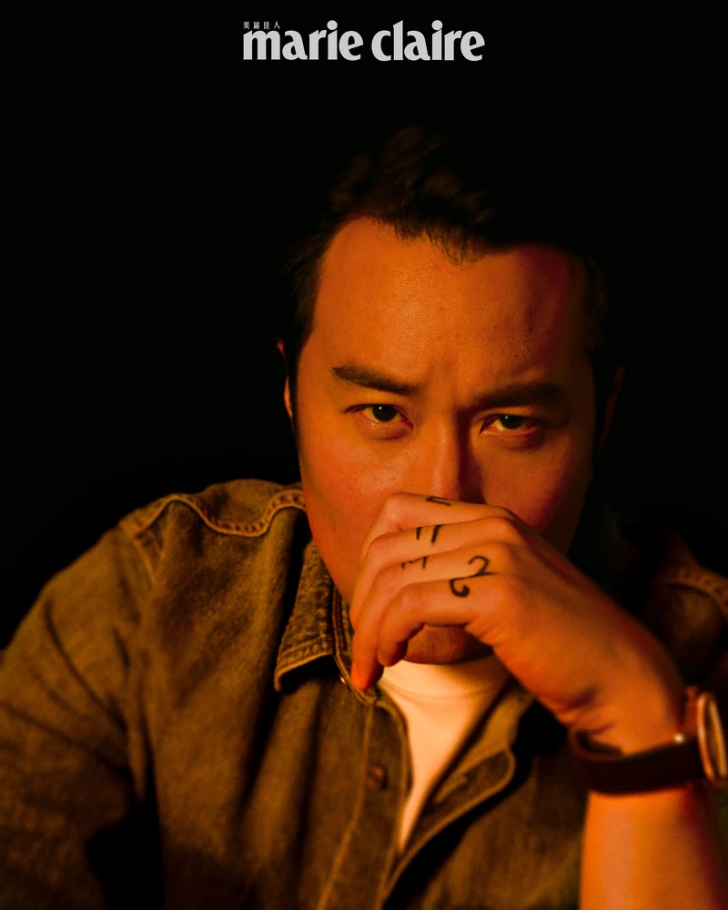 牛仔襯衫外套、白色 T 恤,both by Dior;Iced Sea 系列日期顯示自動腕錶,Montblanc。 牛仔襯衫外套、白色 T 恤,both by Dior;Iced Sea 系列日期顯示自動腕錶,Montblanc。