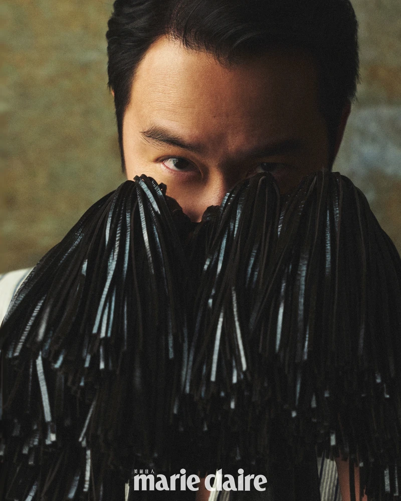 細條紋針織上衣、小羊皮流蘇綁帶裙,both by Bottega Veneta 細條紋針織上衣、小羊皮流蘇綁帶裙,both by Bottega Veneta