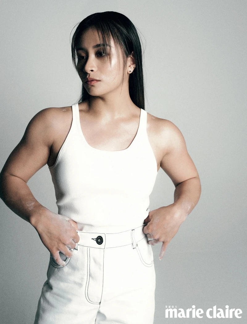 白色坦克背心、白色牛仔褲、白色運動鞋,all by Ferragamo。 白色坦克背心、白色牛仔褲、白色運動鞋,all by Ferragamo。