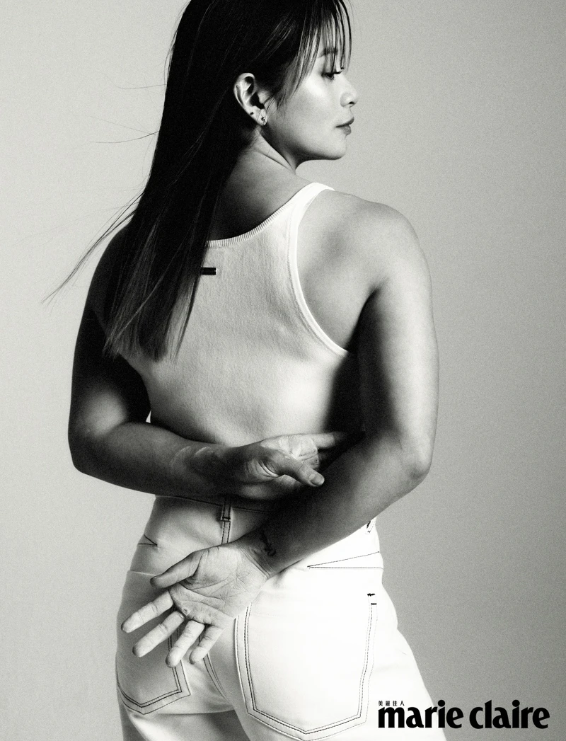 白色坦克背心、白色牛仔褲、白色運動鞋,all by Ferragamo。 白色坦克背心、白色牛仔褲、白色運動鞋,all by Ferragamo。