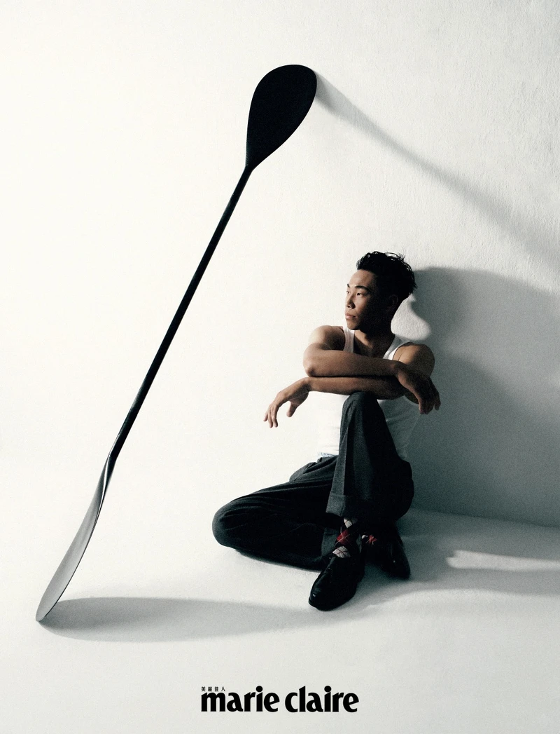 藍色條紋內褲、灰色西裝長褲、紅色格紋襪、黑色皮鞋,all by Prada。 藍色條紋內褲、灰色西裝長褲、紅色格紋襪、黑色皮鞋,all by Prada。