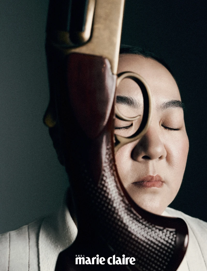 白色針織polo衫，Boss。